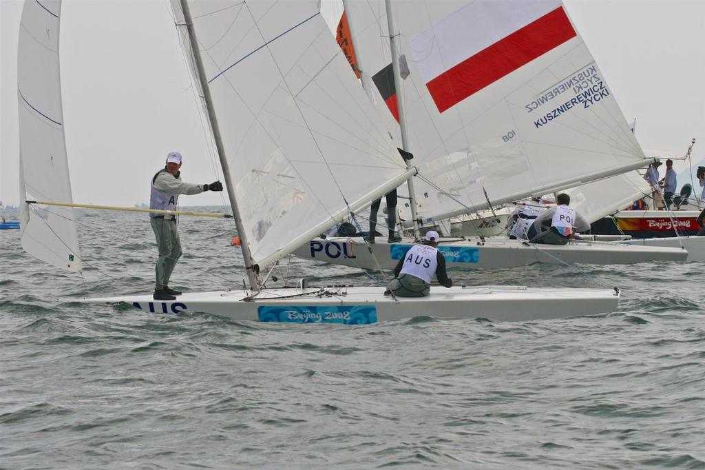 Iain Murray and Andrew Palfrey (AUS) in atight finish in the Star class at the Qingdao Olympics. © Richard Gladwell www.photosport.co.nz